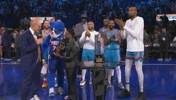 哈哈!NBA还专门给喜剧演员哈特颁了个小奖杯~