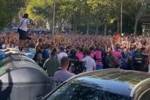 大战一触即发!4000马赛球迷齐聚马德里街头,即将前往伯纳乌