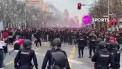 一片混乱!本菲卡球迷赛前与伯纳乌球场的警察发生冲突