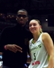 新剃的寸头太抢眼了😂SGA观战WNBA!和佩奇互动合影~